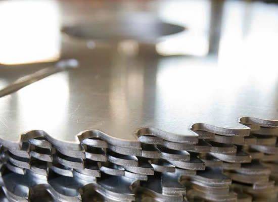 Los cuerpos u hojas de los discos sierras circulares CMT se fabrican de acero de alta calidad realizados con una dureza de 42-44 Rokwell.