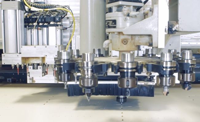 Centro de mecanizado para trabajar la madera y derivados, con esta maquina podra realizar ranuras para la union de piezas con espigas de plastico Fastenlink